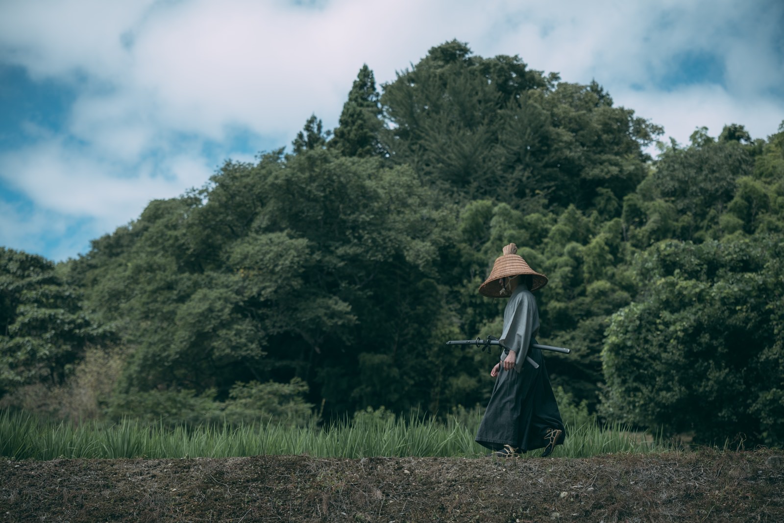 山を歩く侍